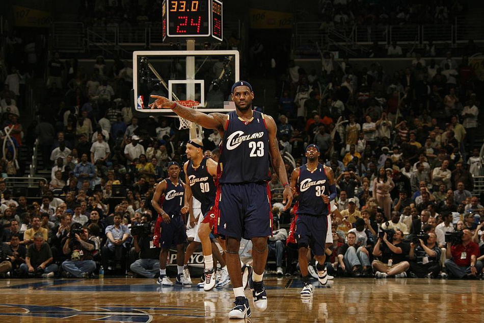 半岛体育官网-詹姆斯巅峰对决，莎拉波娃与70激战IG分钟，比分优势明显胜负难料！-半岛体育官网