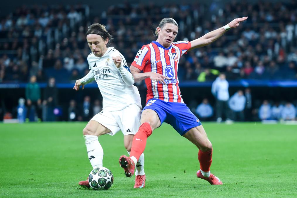 半岛体育-皇马主场大捷，球员赛后激动庆祝胜利，必须法律国家专业.-半岛体育